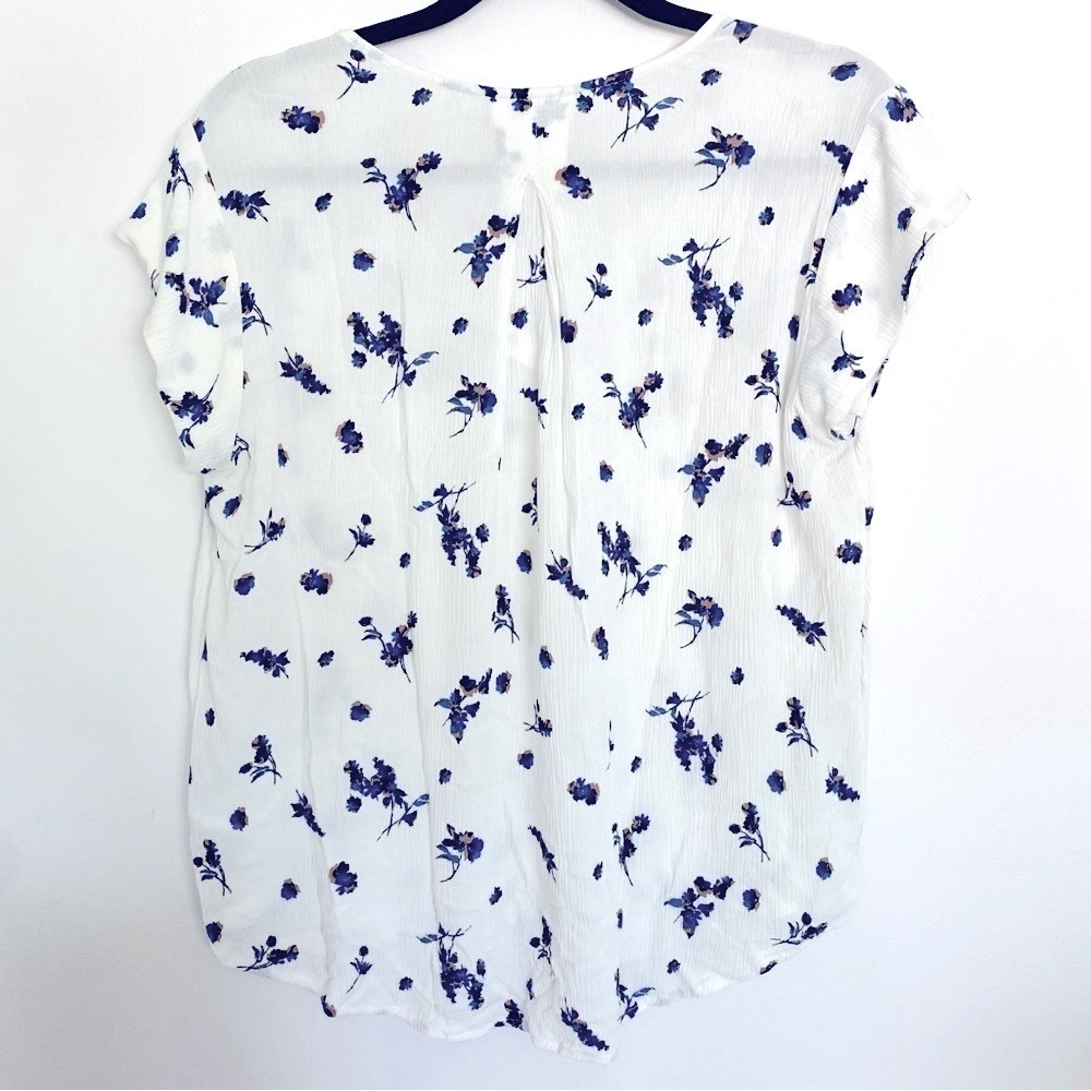 Liz Claiborne Blue and White Floral Cap Sleeve Blouse - Picture 2 of 5